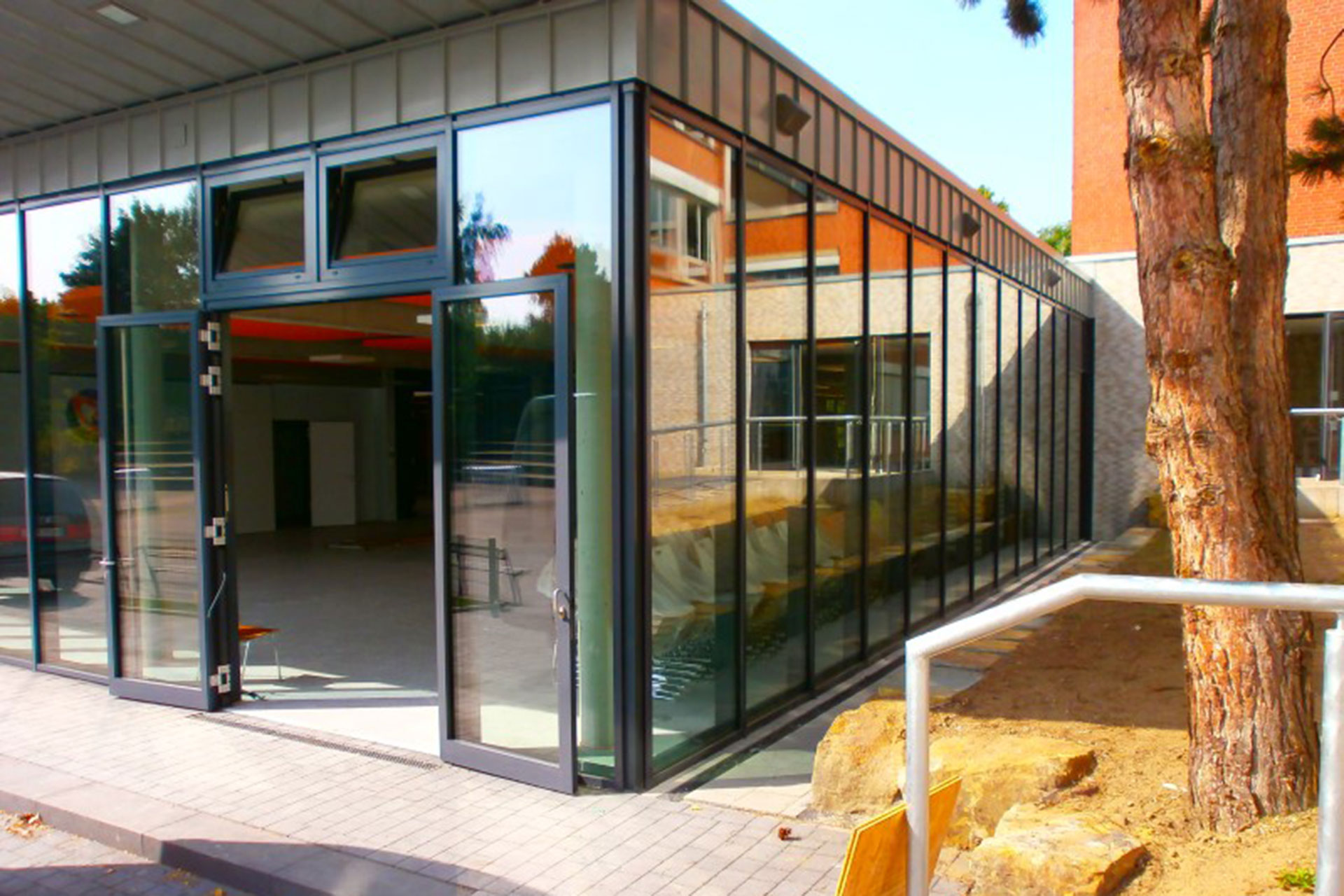 Fassade und Automatiktür – von Metallbau Maroldt aus Hamm